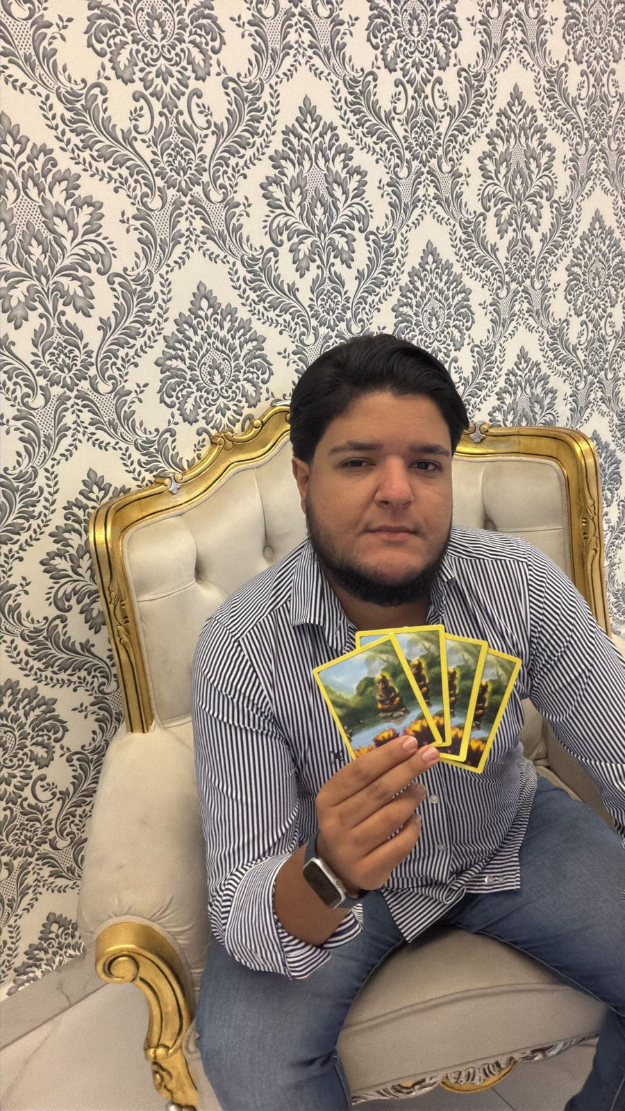 Tarólogo Fernando com as cartas em mãos