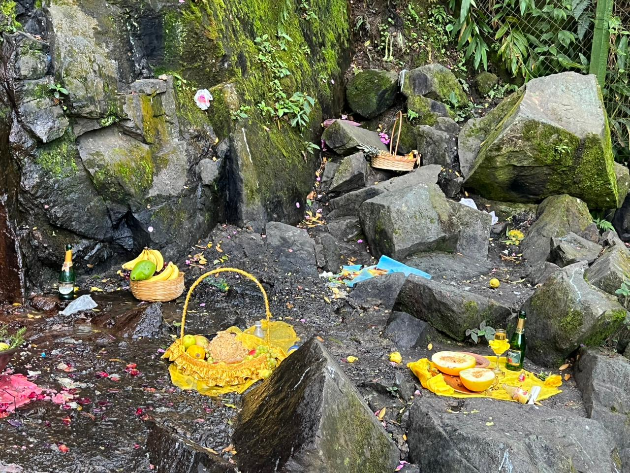 Oferenda em cachoeira sagrada — trabalho de prosperidade e abertura de caminhos