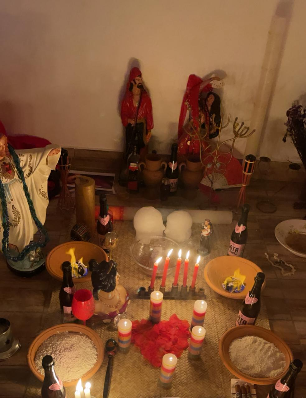 Altar com pomba-gira e exu — trabalho de proteção e afastamento de rivais